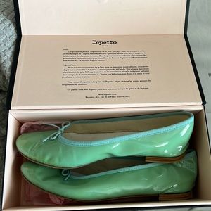 Barely worn Repetto ballet flat. Beautiful celadon green.  Size EU 40.